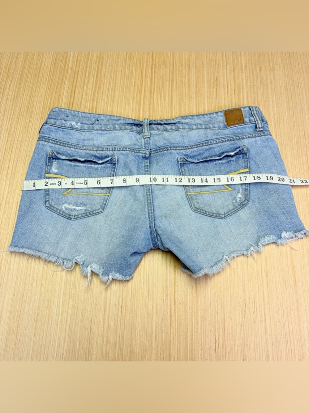 2011 American Eagle Low Rise Cut Off Denim Jean Shorts Womens 14 Distressed - Picture 7 of 9